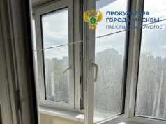 Ребенок выпал из окна пятого этажа в Москве и выжил.