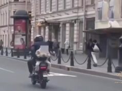 «Отец года» проехался на электроскутере по Питеру, придерживая малолетнего ребенка одной рукой.
