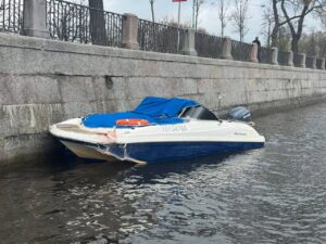 Катер на скорости с музыкой врезался в ограждение в центре Петербурга, после чего устроил «карусель»