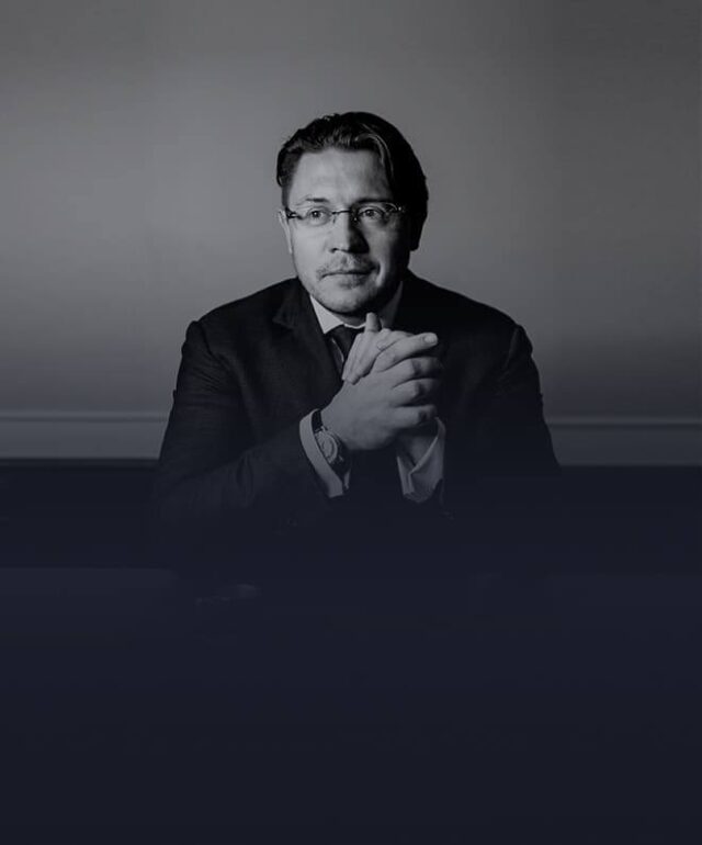 Известный адвокат Александр Карабанов задержан в Москве по подозрению в мошенничестве в особо крупно