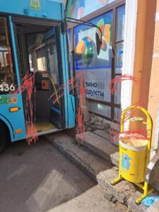 Петербургский автобус въехал в пятницу витрину алкомаркета в Выборгском районе.
