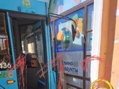 Петербургский автобус въехал в пятницу витрину алкомаркета в Выборгском районе.