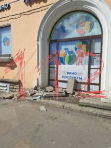 Петербургский автобус въехал в пятницу витрину алкомаркета в Выборгском районе.