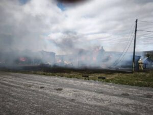 Семь частных домов горят в Свердловской области.