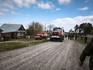 Семь частных домов горят в Свердловской области.