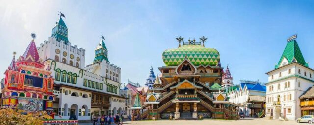 Пожар вспыхнул в на территории культурно-разлекательного комплекса «Кремль в Измайлово». Горит крыша