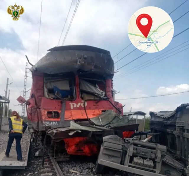 Поезд влетел в грузовик вблизи станции Бочаты в Кемеровской области.