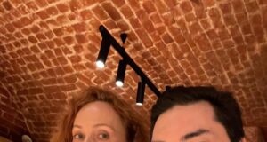 Экс-главред Tatler Russia Ариан Романовский вышел из колонии и уже проводит вечера в Москве.