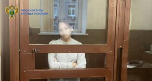 Пенсионерку, которая толкнула школьницу на рельсы из-за громкого разговора, направили на принудитель