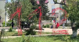 публикует кадры с места происшествия в севастопольской школе №13, где 10 выпускников пострадали при