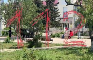 публикует кадры с места происшествия в севастопольской школе №13, где 10 выпускников пострадали при обрушении балкона. публикует кадры с места происшествия в севастопольской школе №13, где 10 выпускников пострадали при