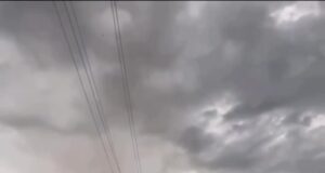 Ураган разрушил дом в Забайкальском крае. На кадрах — ветер рвёт крышу и с лёгкостью поднимает её в