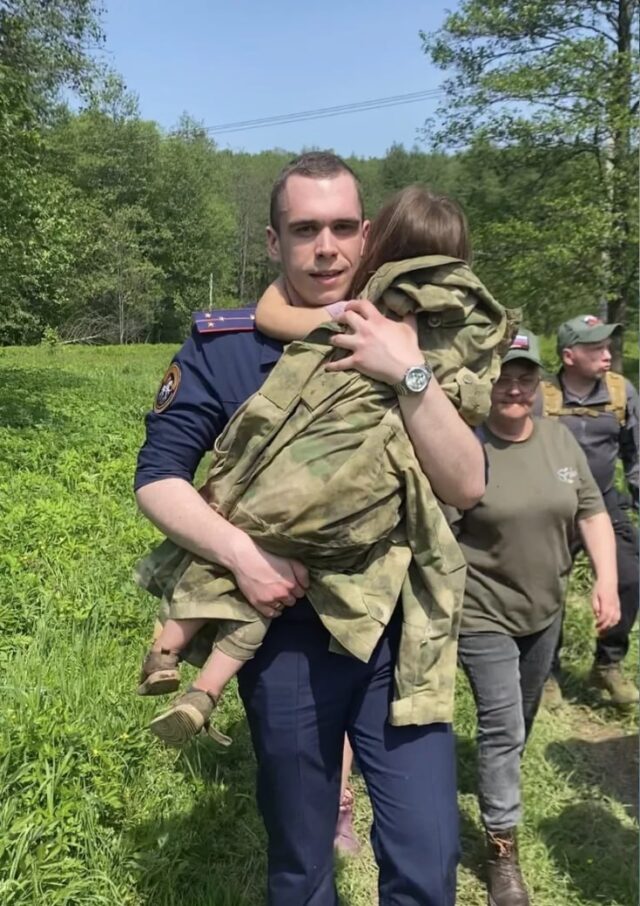 публикует фото с успешного завершения поиска пропавшей трехлетней девочки.