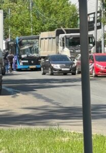 Автобус наехал на припаркованный грузовик в столичном районе Царицыно. Несколько человек пострадали.