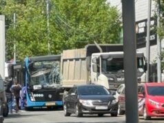 Автобус наехал на припаркованный грузовик в столичном районе Царицыно. Несколько человек пострадали.