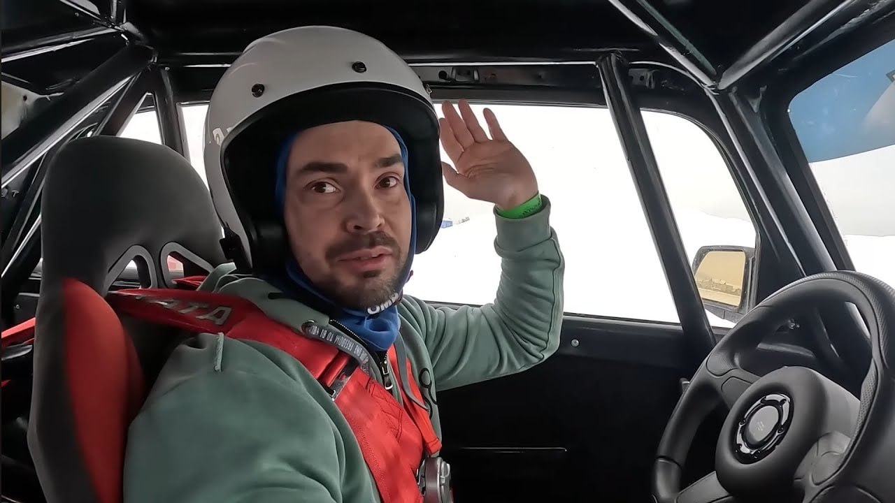 Блогер с миллионом подписчиков оказался участником аварии на ретроавтомобиле Chevrolet в Петербурге.