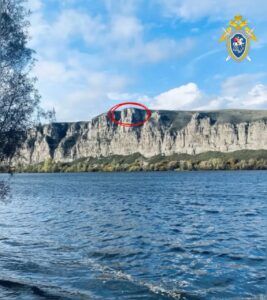 Во время фотосессии студентка сорвалась со скалы и умерла в Иркутской области.