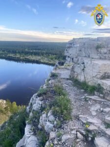 Во время фотосессии студентка сорвалась со скалы и умерла в Иркутской области.
