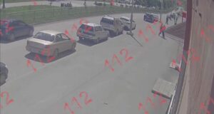 Пара из Свердловской области чуть не погибла — в метре от них упал кусок кровли.