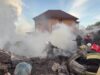 Сильный пожар в частном доме в Липецке, обрушилась часть конструкций. Под завалами могут находиться