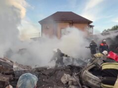 Сильный пожар в частном доме в Липецке, обрушилась часть конструкций. Под завалами могут находиться