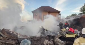 Сильный пожар в частном доме в Липецке, обрушилась часть конструкций. Под завалами могут находиться