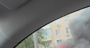 Легковушка вспыхнула посреди Ленинского проспекта.