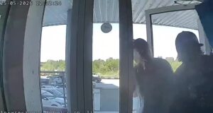 Пропавшая в Омске пара сапбордистов попала на видео перед исчезновением.