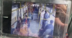 9 человек пострадали из-за столкновения автобуса и легковушки в Красноярске.