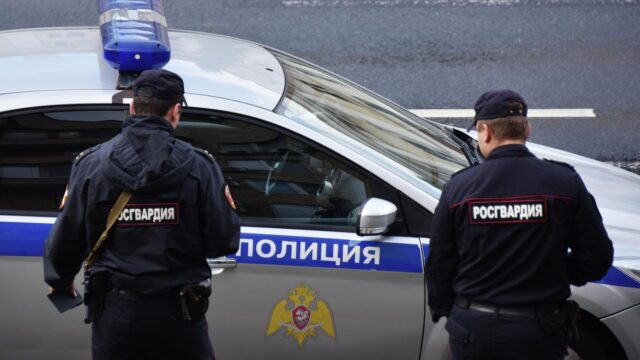 В Чехове нашли двоих детей, которые ушли с территории детсада во время прогулки Сотрудники Росгвардии у полицейской машины - РИА Новости, 1920, 18.05.2026