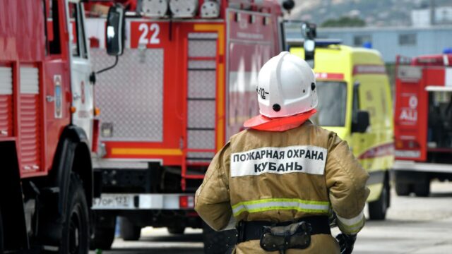 Сотрудник МЧС РФ Кубань во время тушения пожара - РИА Новости, 1920, 23.05.2026