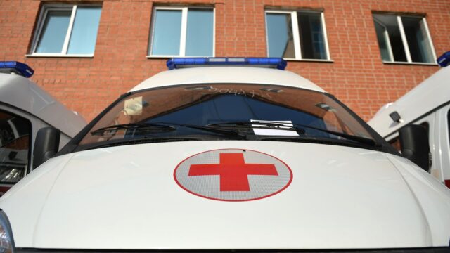 В селе Сторожевое 2 человека получили ранения в результате атаки дрона ВСУ Автомобили скорой медицинской помощи в Свердловской области - РИА Новости, 1920, 19.05.2026
