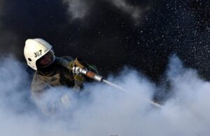 В селе Нурлино под Уфой загорелась линейная диспетчерская станция Сотрудник пожарной охраны МЧС РФ - РИА Новости, 1920, 13.05.2026