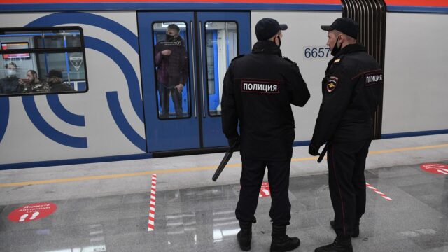 В Москве предъявили обвинение совращавшему 13-летнюю девочку в метро мужчине Сотрудники полиции на станции Московского метрополитена - РИА Новости, 1920, 30.05.2026