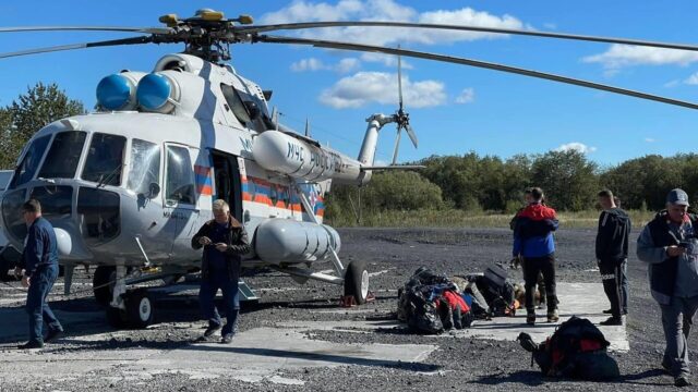 В Якутии эвакуировали семь человек, застрявших во льдах на реке Лена Вертолет МИ-8 МЧС России - РИА Новости, 1920, 12.05.2026