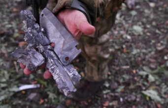 ВСУ 24 раза применили артиллерию при ударах по Курской области Боец демонстрирует осколки боеприпаса - РИА Новости, 1920, 18.05.2026