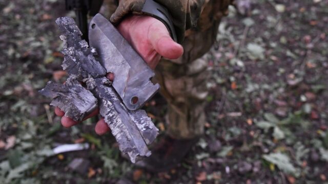 ВСУ 24 раза применили артиллерию при ударах по Курской области Боец демонстрирует осколки боеприпаса - РИА Новости, 1920, 18.05.2026