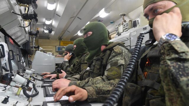 Военнослужащие в центре управления зенитным ракетным комплексом Бук-МЗ Вооруженных сил России - РИА Новости, 1920, 25.05.2026
