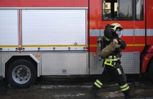 В Махачкале загорелась кровля пятиэтажного дома Сотрудник противопожарной службы МЧС России на месте пожара - РИА Новости, 1920, 20.05.2026