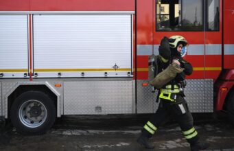 В Махачкале загорелась кровля пятиэтажного дома Сотрудник противопожарной службы МЧС России на месте пожара - РИА Новости, 1920, 20.05.2026