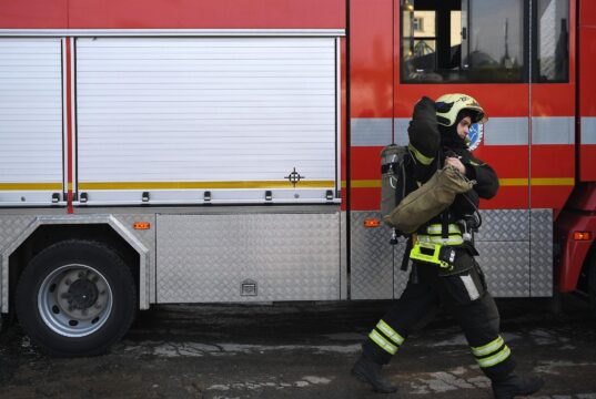 В Махачкале загорелась кровля пятиэтажного дома Сотрудник противопожарной службы МЧС России на месте пожара - РИА Новости, 1920, 20.05.2026