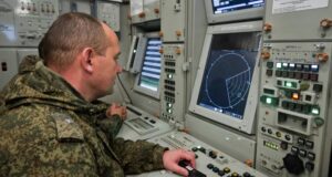 Боевое дежурство за пультом управления зенитного ракетного комплекса - РИА Новости, 1920, 30.05.2026