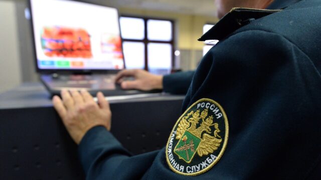 Мужчина пытался ввести в Россию контрабандой ценности времен Древнего Китая Сотрудник таможенной службы РФ - РИА Новости, 1920, 19.05.2026