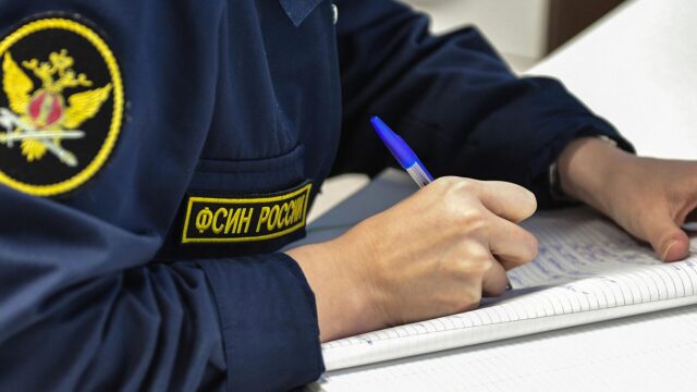 Сотрудница ФСИН России на посту видеонаблюдения - РИА Новости, 1920, 04.05.2026