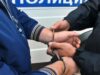Сотрудник полиции надевает наручники на правонарушителя - РИА Новости, 1920, 24.05.2026