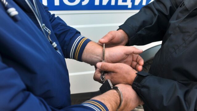 Сотрудник полиции надевает наручники на правонарушителя - РИА Новости, 1920, 24.05.2026