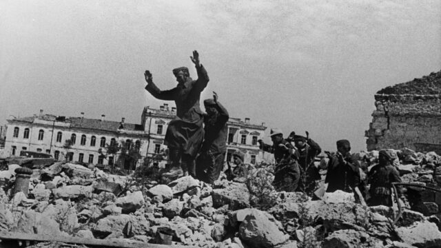 Пленные немцы на развалинах Севастополя около Графской пристани - РИА Новости, 1920, 07.05.2026