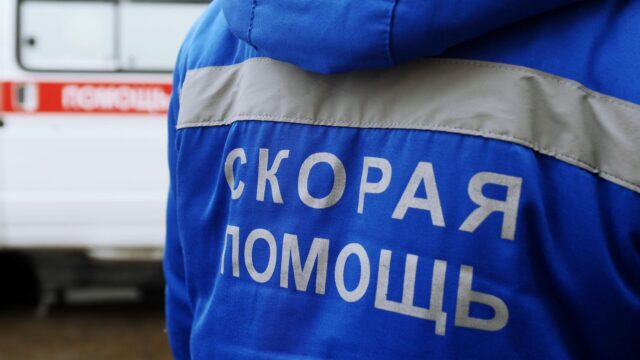 Медик около автомобиля скорой медицинской помощи - РИА Новости, 1920, 04.05.2026