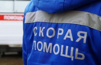 На юге Москвы оставшийся без присмотра ребенок случайно выпал из окна Медик около автомобиля скорой помощи - РИА Новости, 1920, 04.05.2026