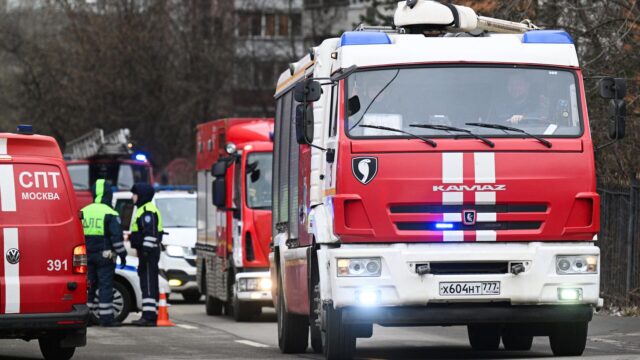 Пожар вспыхнул в доме и бане в ТиНАО Москвы, спасатели работают на месте Сотрудники противопожарной службы МЧС РФ - РИА Новости, 1920, 23.05.2026